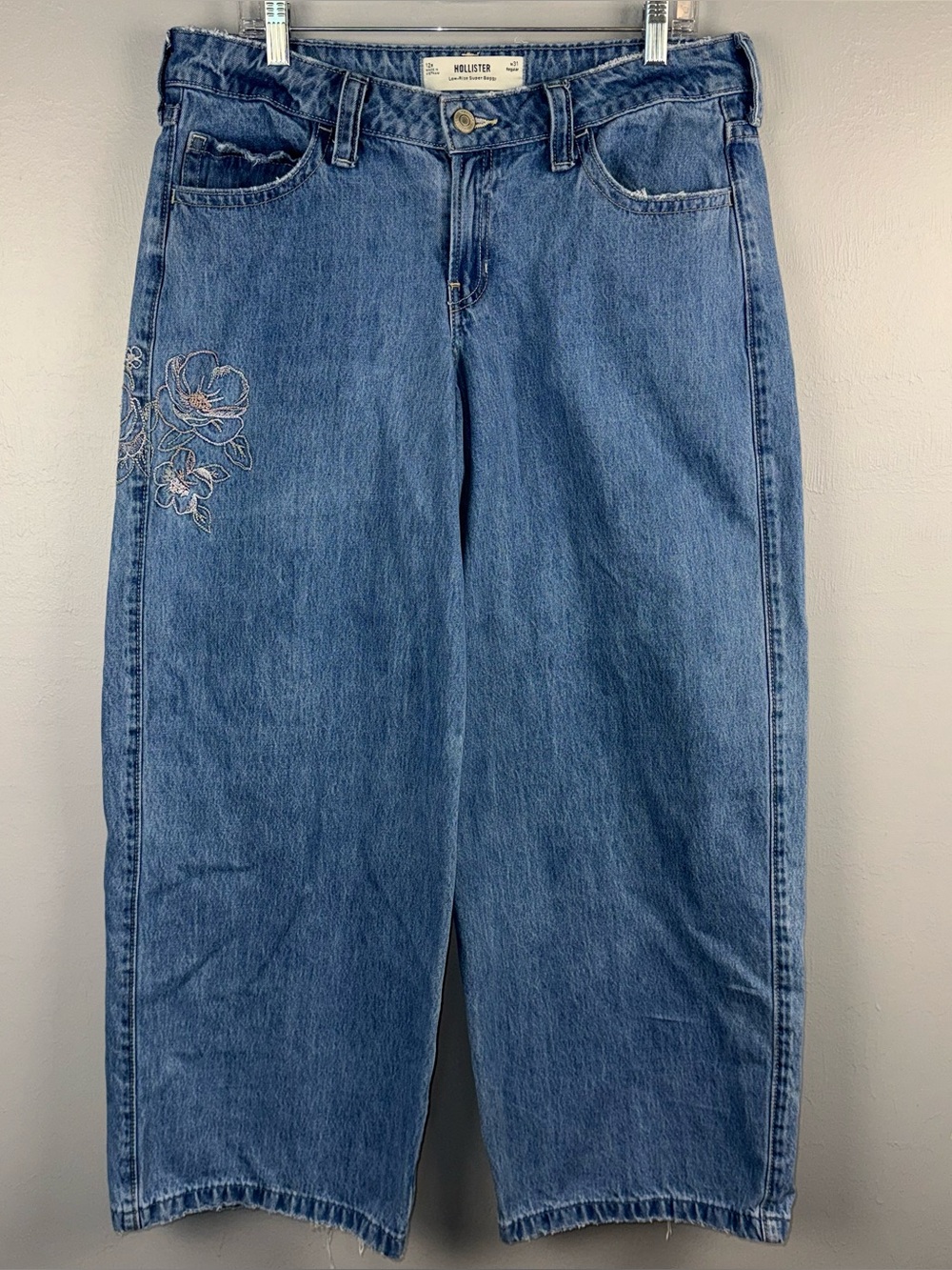 Hollister Low-rise Super Baggy Jeans 12R/ 31 Floral Embroidered Medium Wash READ